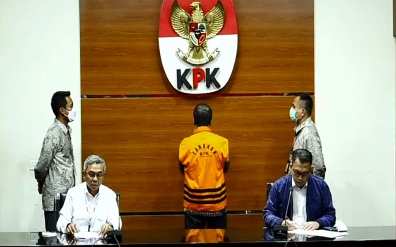 KPK saat melakukan konferensi pers penahanan tersangka mafia pemeriksaan pajak Alfred Simanjuntak, Senin (27/12/2021).