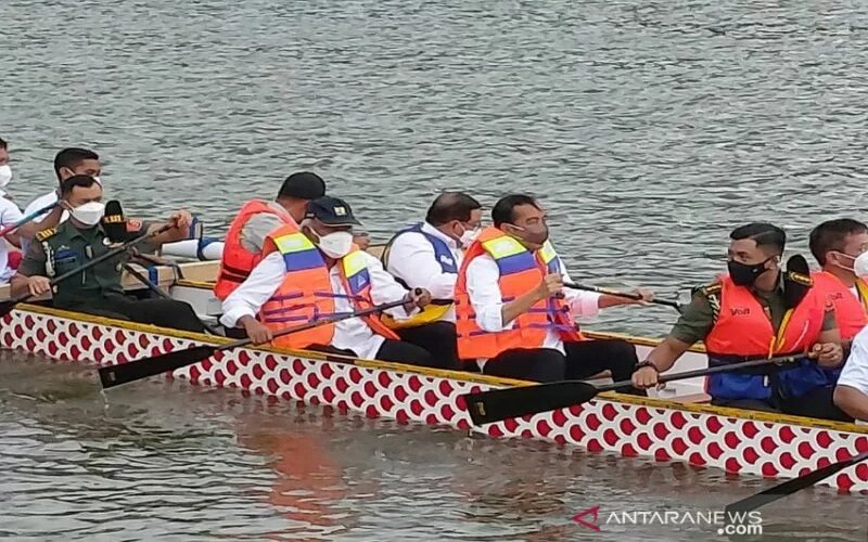  Tatkala Presiden Jokowi Mendayung \'Naga\' di Sultra