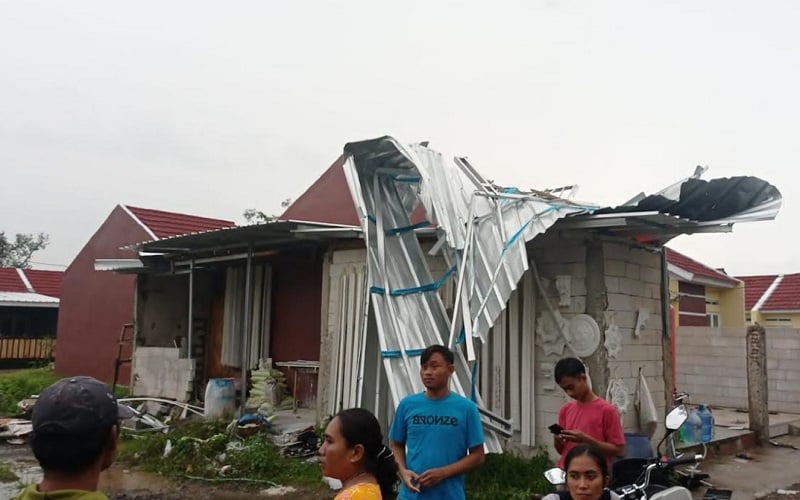 Angin Puting Beliung Rusak Belasan Rumah di Kabupaten Cirebon