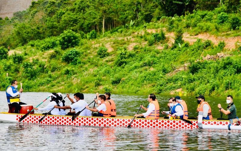  Naik Perahu Naga, Jokowi Resmikan Bendungan Ladongi di Sultra