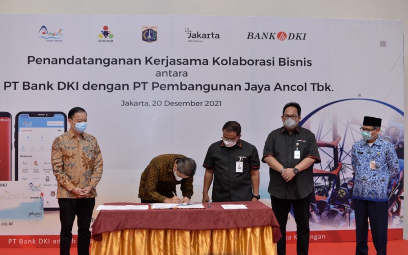 Direksi PT Pembangunan Jaya Ancol Tbk (PJAA) dan Direksi Bank DKI menandatangani perjanjian kerja sama penyaluran kredit dan kolaborasi bisnis di Candi Bentar Ancol, Jakarta (20/12/2021)/Bank DKI 