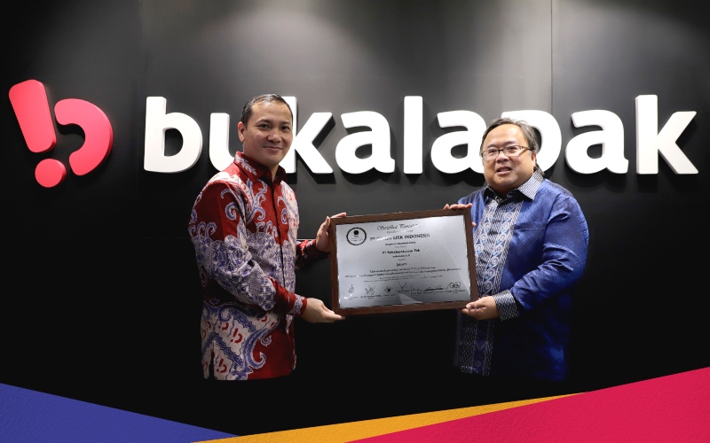 Direktur Utama PT Bukalapak.com Tbk. (BUKA) Rachmat Kaimuddin dan Komisaris Utama Bukalapak Bambang P.S. Brodjonegoro menunjukkan sertifikat pencatatan saham di Bursa Efek Indonesia, Jumat (6/8/2021)/Istimewa