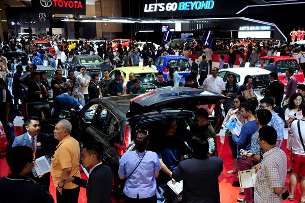 Pengunjung melihat mobil yang dipamerkan pada Indonesia International Motor Show (IIMS) 2017 di JIExpo Kemayoran, Jakarta, Jumat (28/4). Ajang pameran industri otomotif yang berlangsung pada 27 April-7 Mei 2017 ini menargetkan nilai transaksi sebesar Rp3,1 triliun. ANTARA FOTO/Zarqoni Maksum