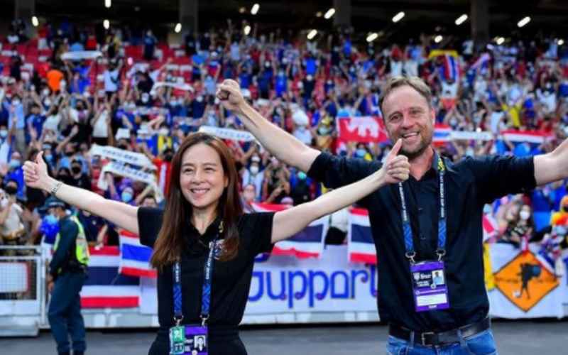  Sosok Cantik Madam Pang, Manajer Timnas Thailand yang Curi Perhatian