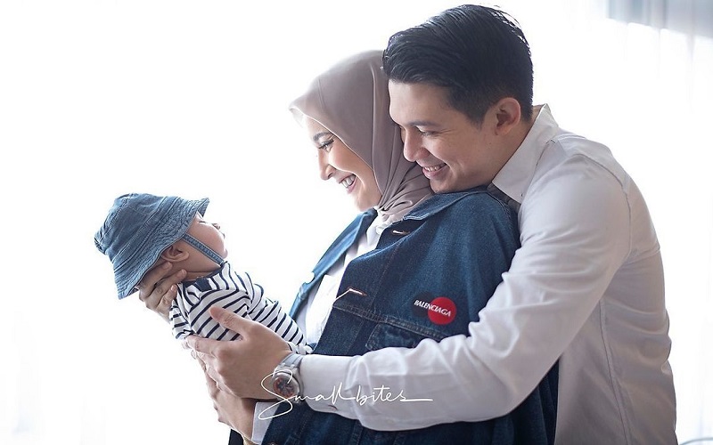 Zaskia Sungkar dan Irwansyah bersama anak pertamanya/Instagram