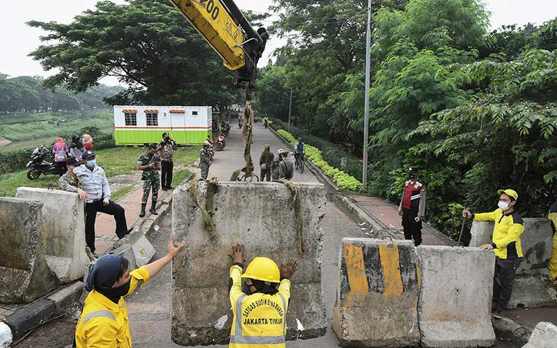  Jelang Perayaan Tahun Baru, Petugas Gabungan Tutup Jalur Inspeksi Kanal Banjir Timur