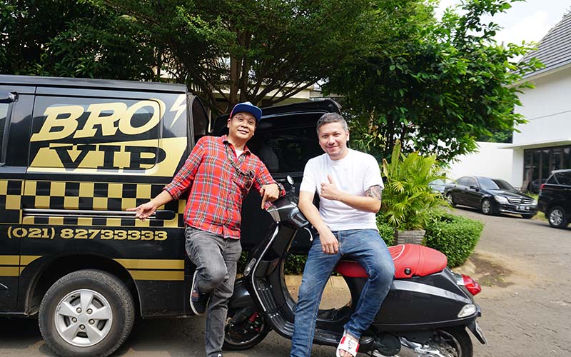 Pendiri Scooter VIP Dennil Sagita (kiri) berfoto bersama aktor Gading Marten. /Scooter VIP