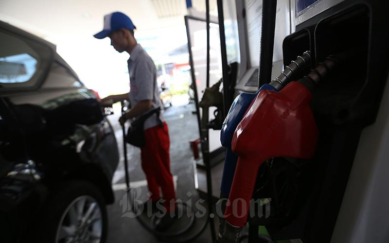 Petugas melakukan pengisian bahan bakar minyak (BBM) di salah satu SPBU yang ada di Jakarta, Senin (31/9). /Bisnis-Nurul Hidayat