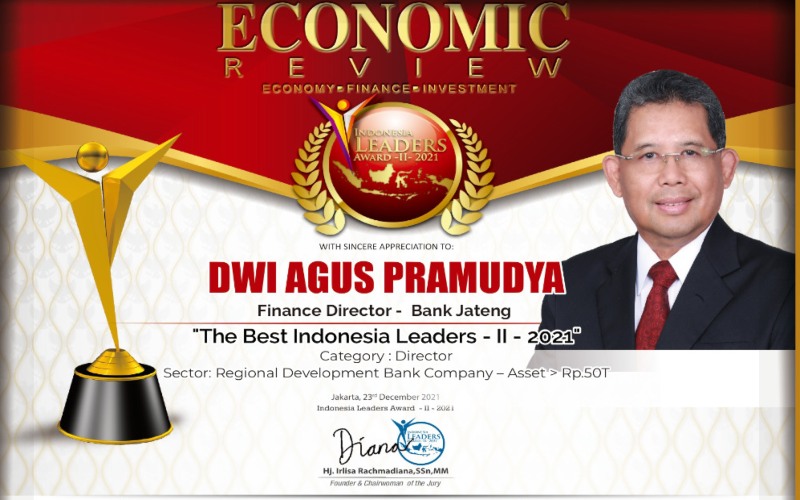 Direktur Keuangan Bank Jateng Dwi Agus Pramudya menerima penghargaan dari Economic Review. /Dok. Bank Jateng