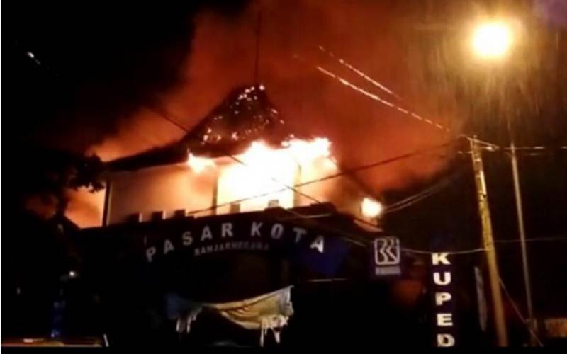 Kebakaran Pasar Kota Banjarnegara terjadi pada Kamis (11/3/2021) malam./ Antara/HO - BPBD Banjarnegara