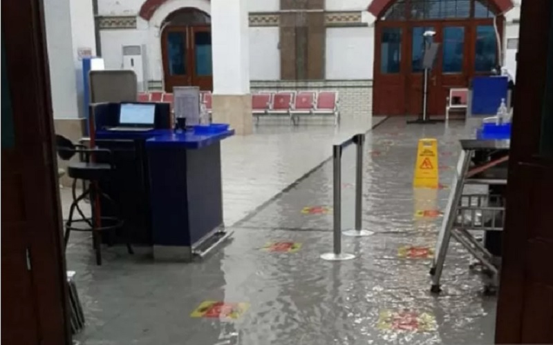 Stasiun Semarang Tawang kembali dilanda banjir akibat hujan lebat pada Selasa (23/2/2021)./Antara