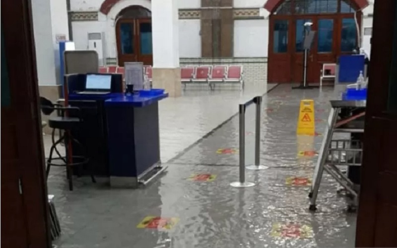  Diguyur Hujan Lebat, Sejumlah Ruas Jalan Kota Semarang Banjir Saat Malam Pergantian Tahun Baru