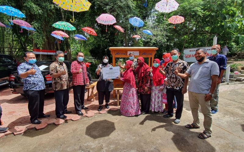  Bank Jateng Serahkan Bantuan Gerobak untuk Pedagang di Goa Mangkubumi Sragen