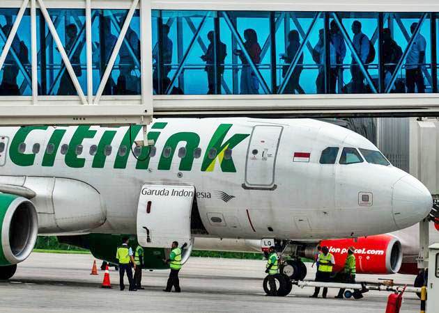 Penumpang antre di Garbarata atau jembatan penghubung ruang tunggu ke pesawat di Bandara Internasional Jenderal Ahmad Yani, Semarang, Jawa Tengah, Kamis (14/2/2019)./ANTARA-Aji Styawan