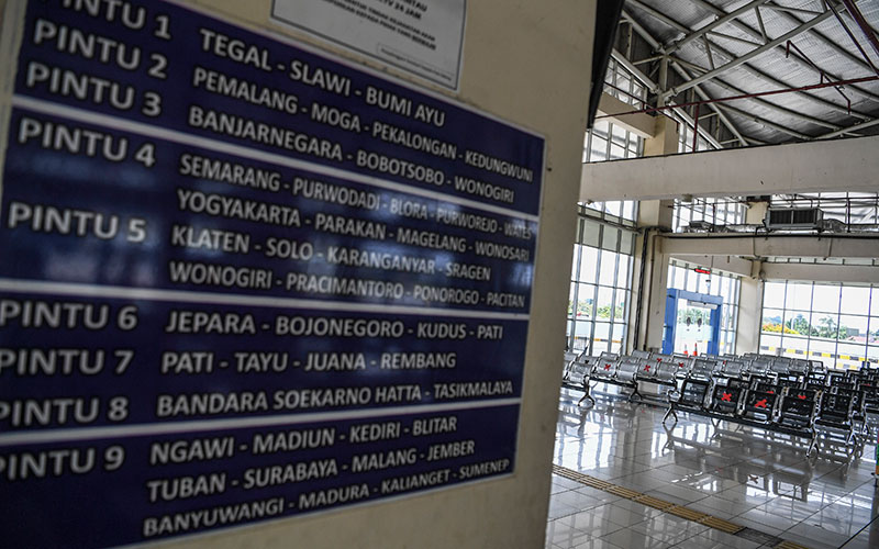 Suasana sepi di area keberangkatan antar kota Terminal Pulo Gebang, Jakarta, Jumat (24/4/2020). Pengelola Terminal Pulogebang menutup operasional layanan bus antar kota antar provinsi (AKAP) mulai 24 April 2020, setelah berlakunya kebijakan larangan mudik dari pemerintah. ANTARA FOTO/Hafidz Mubarak A