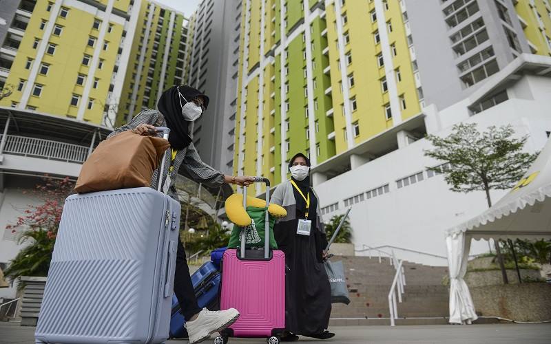 Sejumlah tenaga kesehatan berjalan dengan membawa barang pribadinya keluar dari Rusun Pasar Rumput, Manggarai, Jakarta, Kamis (2/9/2021). Menurut Koordinator Lapangan Medis Rusun Pasar Rumput, Letkol Arjuniansyah sebanyak 92 tenaga kesehatan dikembalikan ke Rumah Sakit Darurat Covid-19 (RSDC) Wisma Atlet Kemayoran dikarenakan Rusun Pasar Rumput dinonaktifkan sementara dalam merawat pasien terkonfirmasi positif tanpa gejala, tapi disiagakan jika terjadi kembali lonjakan Covid-19. ANTARA FOTO/M Risyal Hidaya