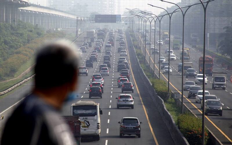 Kepadatan kendaraan di ruas Tol Jagorawi, Cibubur, Jakarta Timur, Senin (5/7/2021). /Antara
