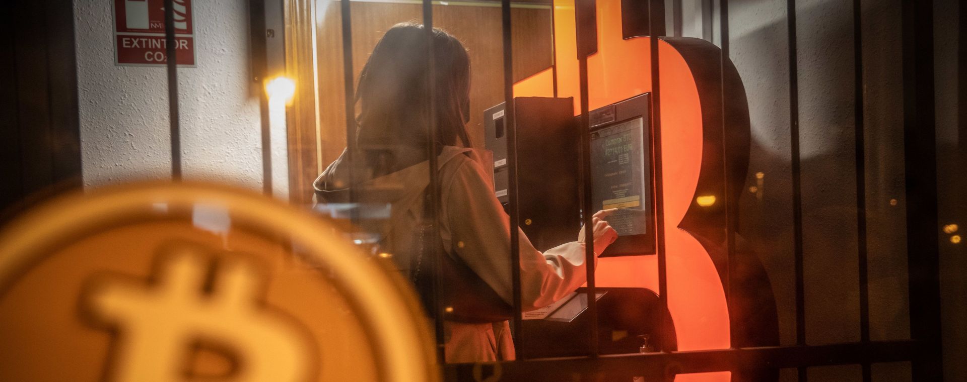 Seorang pelanggan menggunakan mesin anjungan tunai mandiri (ATM) Bitcoin di kios Barcelona, Spanyol, pada Selasa, 23 Februari 2021. /Bloomberg