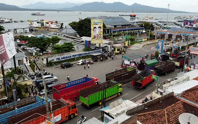  Truk ODOL Dibatasi, Supri Truk Gelar Unjuk Rasa di Depan Pelabuhan Ketapang