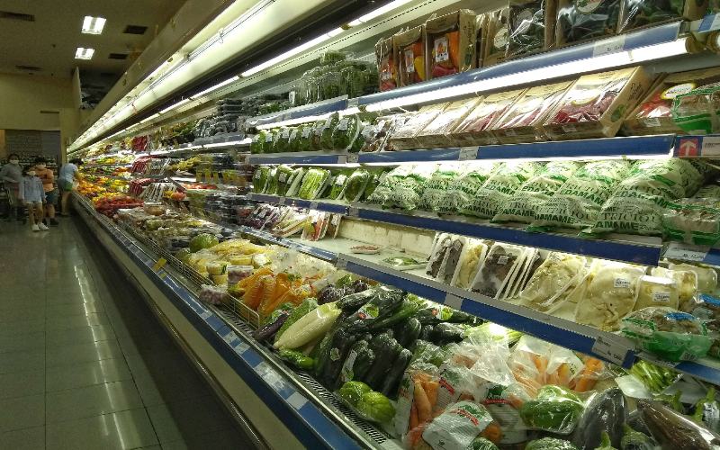 Konsumen memilih makanan dan bahan makanan di salah satu supermarket/Bisnis