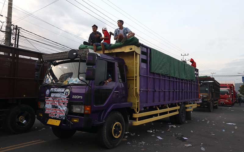  Unjuk Rasa Supir Truk di Pelabuhan Ketapang Mengakibatkan Terganggunya Aktivitas Penyebrangan