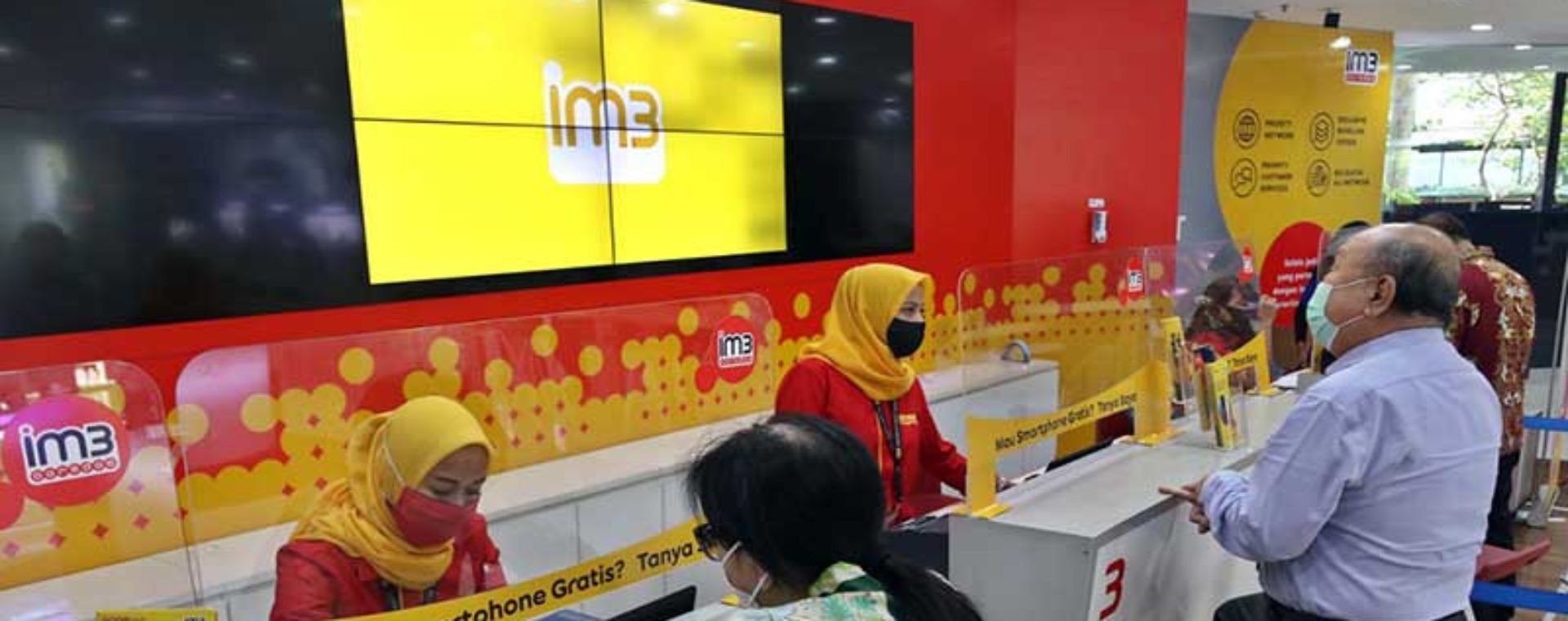 Karyawan melayani pelanggan di gerai Indosat Ooredoo, Jakarta, Rabu (16/9/2020). Bisnis/Eusebio Chrysnamurti