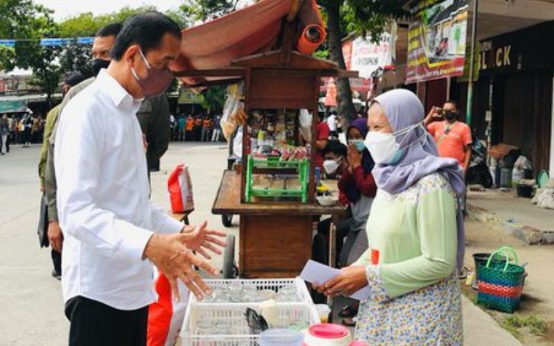  Jokowi Beri Bantuan Uang Tunai dan Sembako ke PKL di Jateng