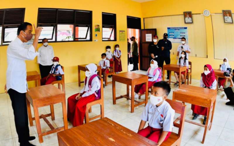  Presiden Jokowi Tinjau Lokasi Vaksinasi Covid-19 Anak di Jawa Tengah
