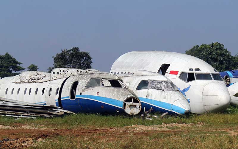  Sejumlah Bangkai Pesawat Terbang Tergeletak di Tanah Lapang di Bogor