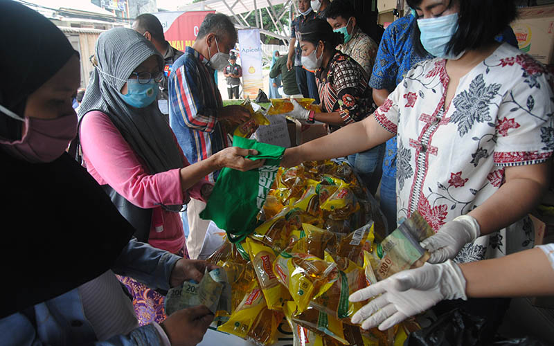 Sejumlah warga membeli minyak goreng kemasan saat operasi pasar murah minyak goreng di Blok F Trade Center, Pasar Kebon Kembang, Kota Bogor, Jawa Barat, Jumat (31/12/2021). /Antara Foto-Arif Firmansyah-nym.
