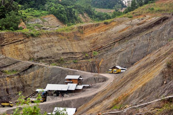 Pekerja beraktivitas di lokasi tambang batu bara di Talawi, Sawahlunto, Sumatra Barat, Rabu (29/3). /Antara-Iggoy el Fitra