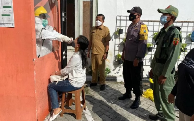 Tim medis melakukan pemeriksaan kesehatan pada pekerja migran Indonesia (PMI) asal Kota Kediri, Jawa Timur, yang diisolasi setelah pulang ke Tanah Air./Antararn