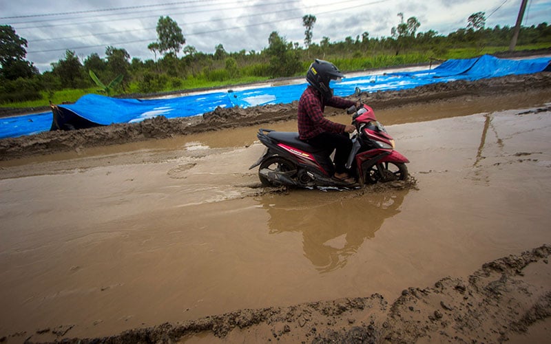  Proyek Perbaikan Jalan Trans Kalimantan Belum Selesai Meski Waktu Pengerjaan Sudah Habis