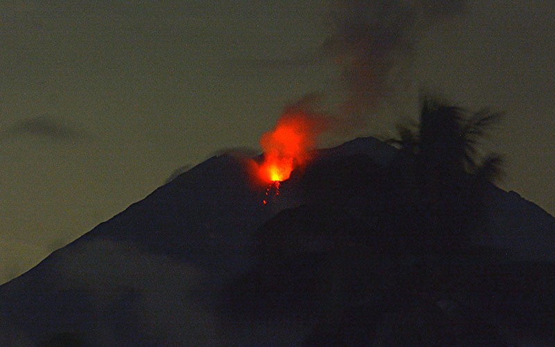  Gunung Semeru Semburkan Lava Pijar, PVMBG Himbau Masyarakat Tidak Berktivitas di Radiun 13 Kilometer Dari Puncak