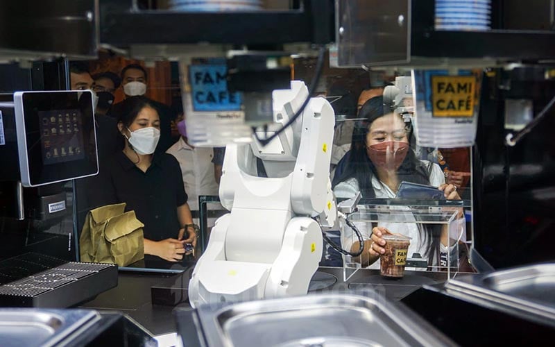  Family Mart Hadirkan Robot Barista Untuk Layani Konsumen