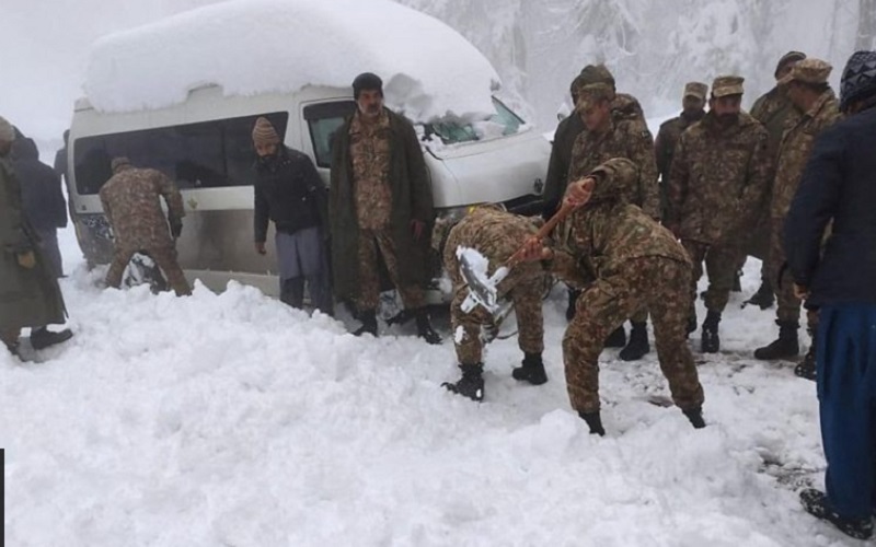 Petugas mencoba menyelamatkan penumpang yang terjebak akibat hujan salju di kota Muree, Pakistan/BBC