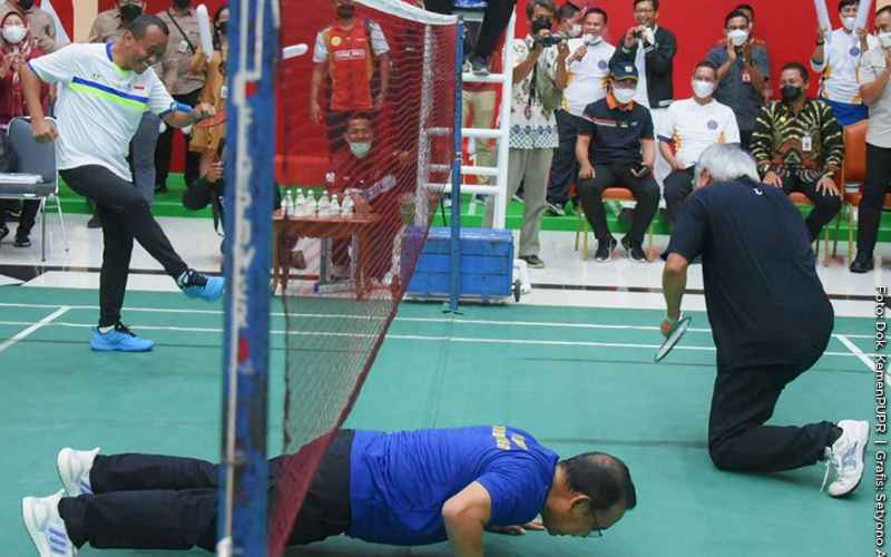  Momen Kocak Menteri PUPR Menang Pertandingan Badminton di Acara Kepala Sekretariat Presiden Cup 2022