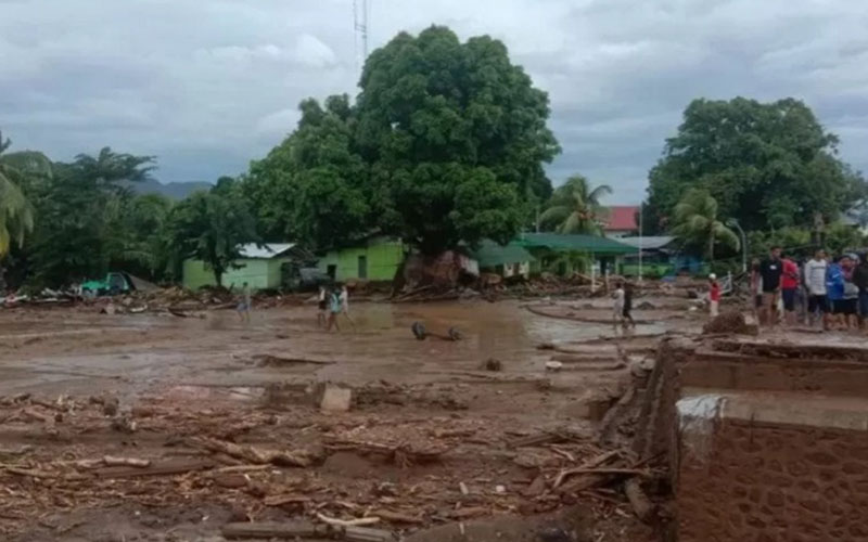 Banjir bandang melanda wilayah Waiwerang dan sekitarnya di Kecamatan Adonara Timur, Pulau Adonara, Kabupaten Flores Timur, Nusa Tenggara Timur, pada Minggu (4/4/2021) WITA dini hari./Antara