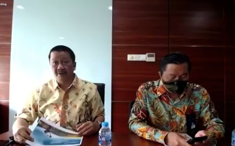 Direktur Utama Garuda Indonesia Irfan Setiaputra (kiri) dan Direktur Keuangan Garuda Indonesia Prasetio (kanan) saat paparan publik daring, Selasa (15/12/2020)./Dhiany Nadya Utami