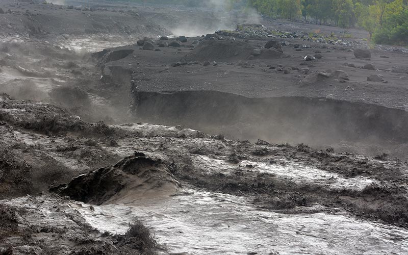  Curah Hujan Tinggi, Gunung Semeru Muntahkan Lahar Dingin