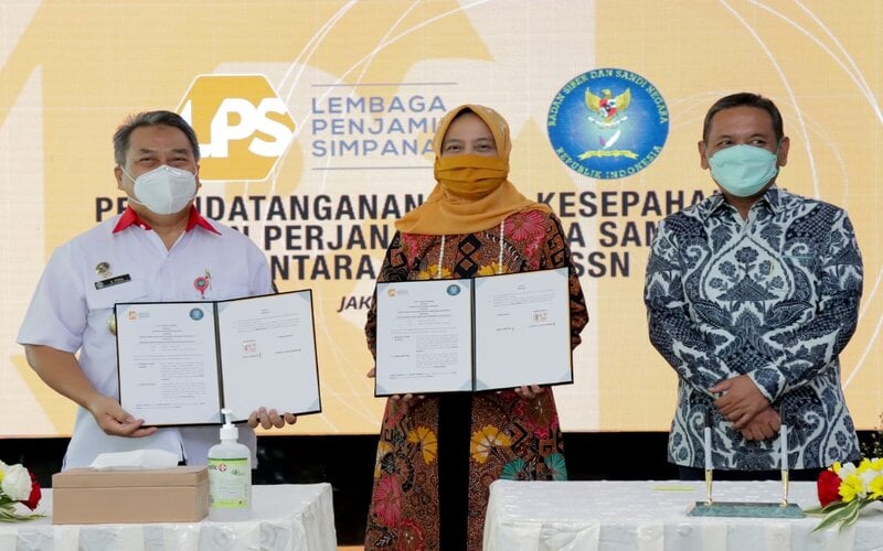Kepala Eksekutif Lembaga Penjamin Simpanan (LPS) Lana Soelistianingsih (tengah) dalam penandatanganan nota kesepahaman dengan Badan Siber dan Sandi Negara (BSSN)/BSSN