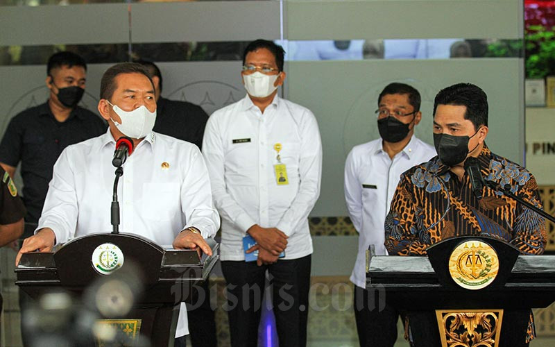Menteri BUMN Erick Thohir (kanan) dan Jaksa Agung ST Burhanuddin (kiri) memberikan keterangan seusai pertemuan di gedung Kejaksaan Agung, Jakarta, Selasa (11/1/2022).. Bisnis/Arief Hermawan P