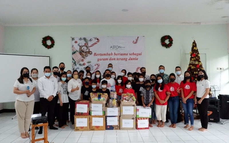 Aston Inn Pandanaran Semarang Rayakan Natal di Panti Asuhan Salib Putih