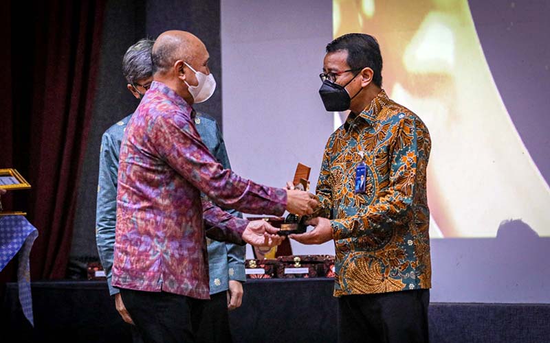  PT Jamkrindo Dapat Penghargaan Sebagai Perusahaan Penjamin KUR Terbaik