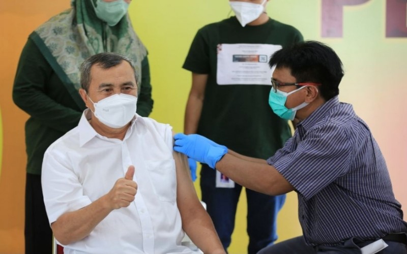  Bersama Lansia, Gubernur Riau Terima Vaksin Booster