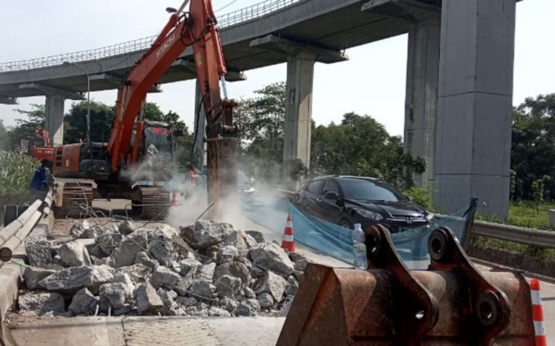  Dua Mobil Tertimpa Batu di Tol Dalam Kota, Ini Kata Jasa Marga