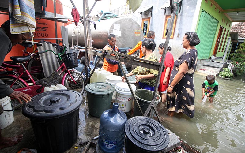  BPBD Kabupaten Pasuruan Berikan Bantuan Air Bersih Kepada Warga Yang Terdampak Banjir