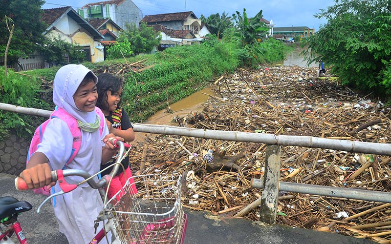  Sungai Kesambi di Kudus Jawa Tengah Dipenuhi Sampah