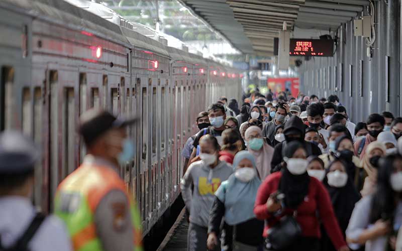 Sejumlah penumpang KRL Commuter Line tiba di Stasiun Tangerang, Kota Tangerang, Banten, Senin (3/1/2022). ANTARA FOTO/Fauzan