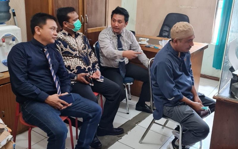 Pelatih cabang olahraga biliar Sumatra Utara Khairuddin Aritonang alias Coki (kanan) saat diperiksa penyidik di Mapolda Sumatra Utara, Kamis (13/1/2022). /Bisnis-Nanda Fahriza Batubara